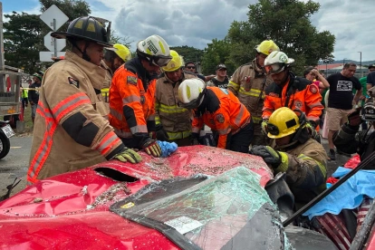 Los bomberos trabajaron en el rescate de las víctimas del siniestro de tránsito registrado en vía a la costa.