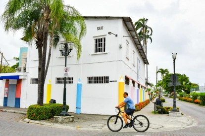 En el barrio Centenario, al sur de Guayaquil, se transita entre adoquines y faroles.