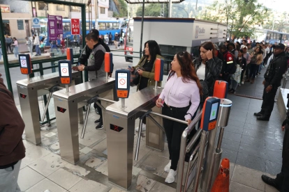 Usuarios reportan aglomeración en La Marín por demoras al validar los códigos QR.