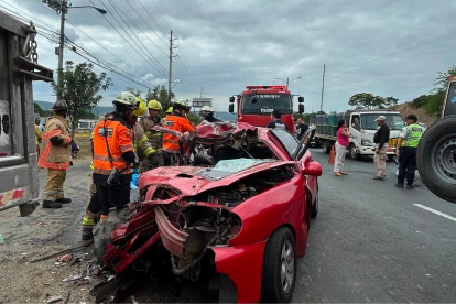 El automóvil quedó destruido tras el impacto y los bomberos debieron rescatar a las víctimas de entre la carrocería.
