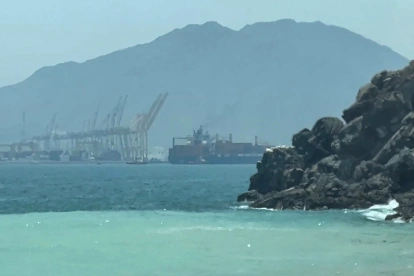Un barco navega cerca del estrecho de Ormuz, frente a la costa oriental de los Emiratos Árabes Unidos.