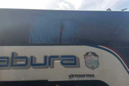 El bus de Barcelona SC terminó con varios vidrios rotos tras el ataque.