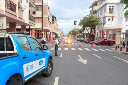 Agentes de tránsito han restringido la circulación por áreas cercanas al edificio Multicomercio, en el centro de Guayaquil, la mañana de este lunes 13 de julio