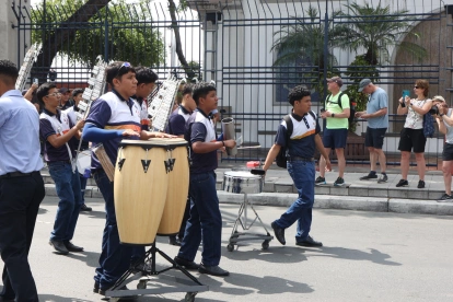 Los pregones estudiantiles, que se realizan por las fiestas de Guayaquil, atraen a turistas.