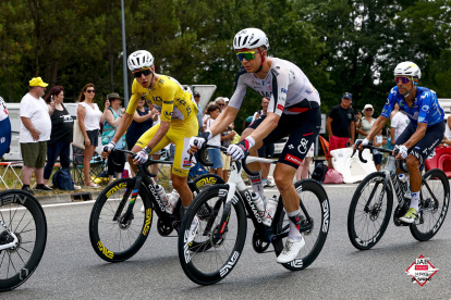 El esloveno Tadej Pogacar (i) es líder de la general del Tour de Francia 2026