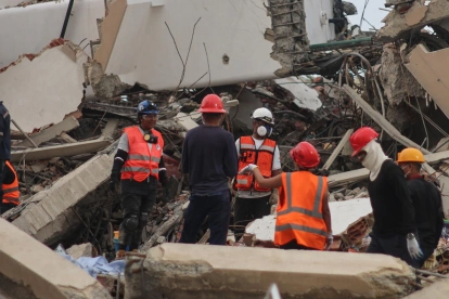 Rescatistas trabajan entre los escombros de viviendas colapsadas en Venezuela, donde el terremoto expuso fallas estructurales en edificaciones levantadas durante el chavismo.