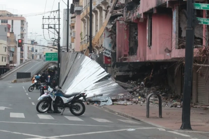 El colapso de parte del cerramiento obligó a restringir temporalmente el tránsito en la calle Eloy Alfaro, junto al edificio Multicomercio.
