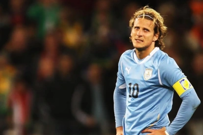 Diego Forlán durante un partido con la selección de Uruguay, equipo con el que disputó tres Copas del Mundo y conquistó la Copa América 2011.