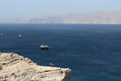 Barcos navegan por el estrecho de Ormuz.