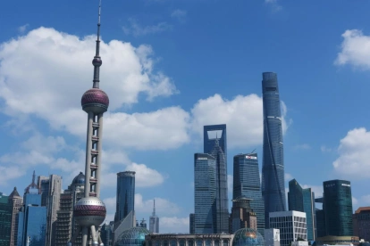 En el capitalismo de Estado de China (vista de Shanghái) el sector privado es enorme y por tanto la generación de riqueza para personas lo es también, pero el Estado participa con sus propias empresas, o con una proporción en empresas privadas.
