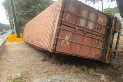 El vehículo pesado permaneció volcado sobre el parterre central del kilómetro 14,5 de la vía a la costa.