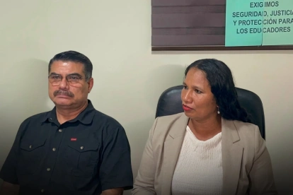Gabriela Menéndez, presidenta de la UNE Guayas, durante la rueda de prensa del 13 de julio sobre las amenazas contra docentes.