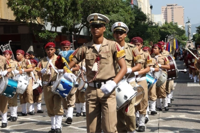 Por las fiestas de Guayaquil se realizan pregones estudiantiles en vías como 9 de Octubre, en el centro.