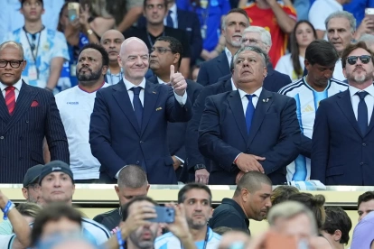 El presidente de la FIFA, Gianni Infantino, saluda previo a un partido de los dieciseisavos de final del Mundial de la FIFA 2026.