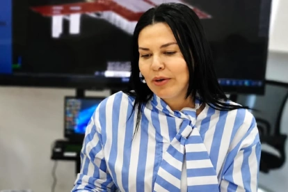 Karla Saud exhibió sus pasaportes de Ecuador y Estados Unidos en un video para desmentir al ministro del Interior, John Reimberg, tras recuperar su libertad en España.