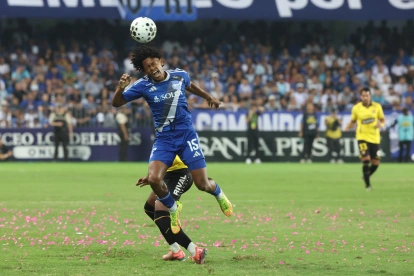 Luis Fragozo, atacante de Emelec, en disputa de la pelota en el Clásico del Astillero.