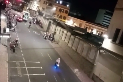 Las carreras clandestinas de motocicletas reaparecieron en el Centro Histórico de Quito, donde moradores exigen controles permanentes y sanciones para los responsables.