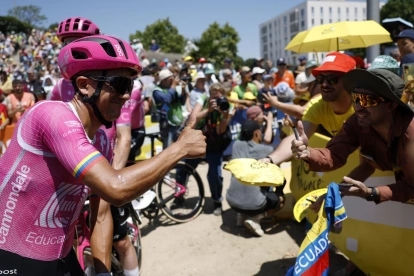 El ecuatoriano Richard Carapaz, del EF Education-EasyPost, saluda antes del inicio de la segunda etapa del Tour de Francia.