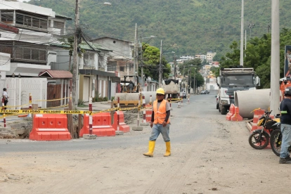 rabajos. Las labores ya se realizan en zonas cercanas a la calle Linderos, en Miraflores. Los trabajos vienen desde la calle Quisquís, al norte de Guayaquil.
