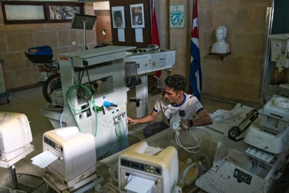 Un especialista en equipos trabaja en el taller electromédico provincial de La Habana el 1 de julio de 2026.