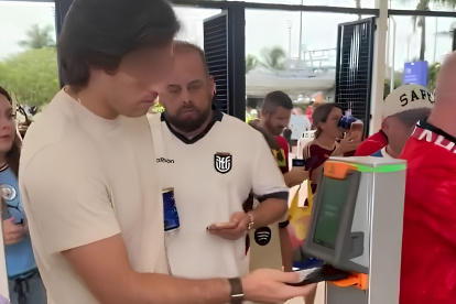 Captura del video compartido por Danilo Carrera en el momento en el que su hermano Felipe ingresa al estadio y se aprecia a Xavier Jordán detrás.