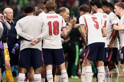 Jugadores de la Selección de Inglaterra en una pausa de hidratación.