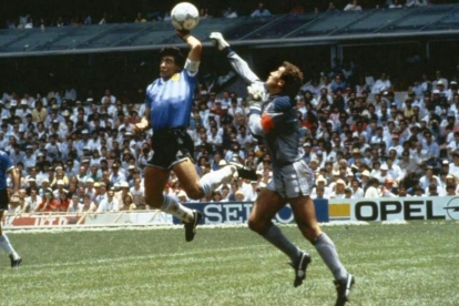 Diego Armando Maradona durante el partido de cuartos de final ante Inglaterra en el Mundial de México 1986.