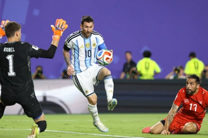 El jugador argentino Lionel Messi (C) en al partido ante Suiza de cuartos de final en Kansas City.