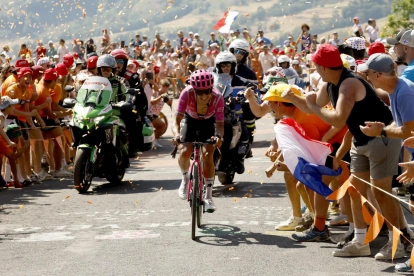 Richard Carapaz en la etapa 10 del Tour de Francia 2026, en su llegada al Le Lorian como el más combativo del recorrido.