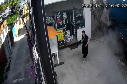 Las cámaras de seguridad registraron el instante en que una mujer escapó de ser arrollada por un camión que perdió el control en Puembo.