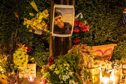 Los dolientes encienden velas y dejan flores en el lugar donde agentes federales dispararon y mataron a un hombre, en Biddeford, Maine, EE. UU., el 13 de julio de 2026.