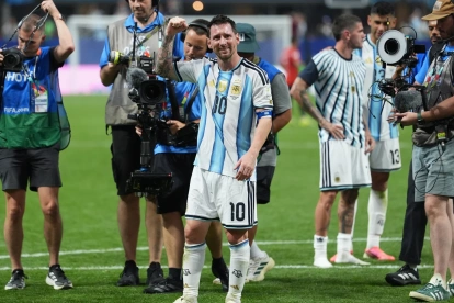 El delantero argentino Leo Messi celebra la victoria, al término del partido de octavos de final del Mundial 2026.