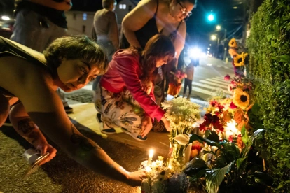 Vigilia con velas y flores en memoria de Joan Sebastián Durán Guerrero, tras el operativo de ICE en Maine.
