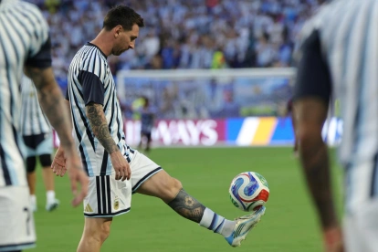 Jugadores de Argentina realizan trabajos de campo en la previa del duelo ante Inglaterra en Atlanta.
