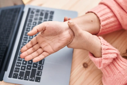 La artritis psoriásica causa dolor en las articulaciones, y deriva en daño en las mismas a largo plazo.