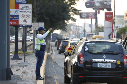 Un agente dando paso a vehículos.