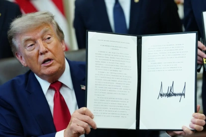 El presidente de los Estados Unidos, Donald J. Trump, firma una orden ejecutiva relativa a terrenos en Utah en Washington, DC, EE. UU., el 13 de julio de 2026.