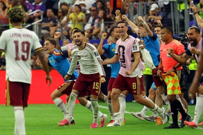 Jugadores de España celebran el triunfo ante Francia en la semifinal del Mundial 2026.