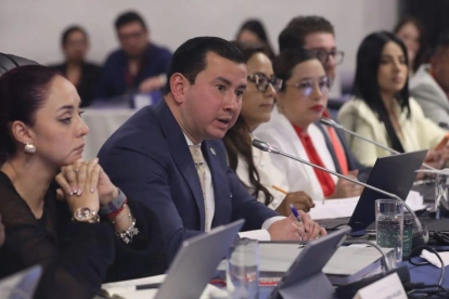 Ferdinan Álvarez, presidente de la Comisión de Fiscalización, durante la audiencia de juicio político contra la exministra de Energía y Minas, Inés Manzano.