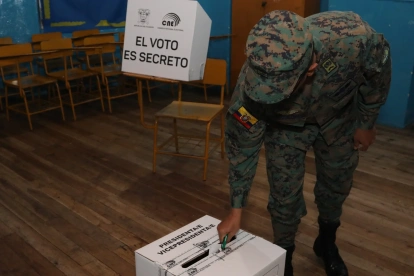 Los partidos políticos funcionan como marcas que ofrecen respaldo, pero condicionan la autonomía de sus candidatos.
