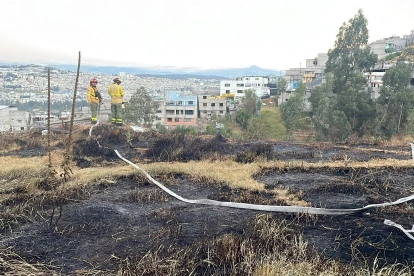 Una de las emergencia ocurrió en la Jaime Roldós, en el norte. Allí ocurrió un incendio forestal.