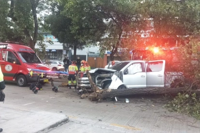 La camioneta se impactó contra un árbol en las avenidas El Inca y Miguel Arévalo, en el norte de Quito.