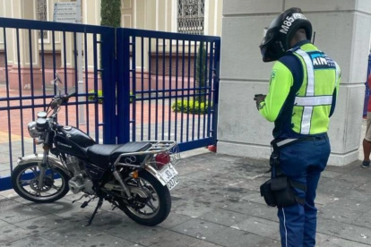 Referencial. La ATM reforzará los controles contra motociclistas que circulen sobre aceras en Guayaquil.