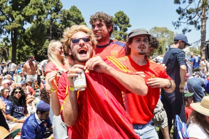 Hinchas españoles festejan la clasificación de su selección a la final del Mundial 2026.