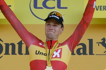 El ciclista noruego Soren Wærenskjold, del Uno-X Mobility, celebra en el podio tras ganar la etapa 11 del Tour de Francia.