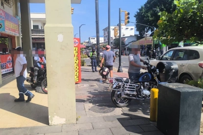 Los motociclistas que infringieron la normativa debieron retirar las motocicletas de la acera porque impiden la movilidad peatonal.