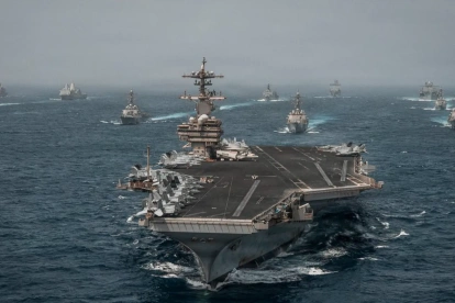 Buques de guerra de la Armada de EE.UU. desplegados en Medio Oriente, tras anunciar que reimpusieron este martes el bloqueo naval a Irán en el estrecho de Ormuz.
