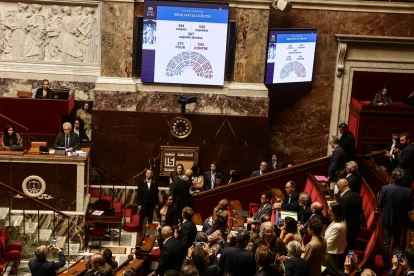 Pantallas muestran los resultados de la votación sobre un proyecto de ley relativo al derecho a la muerte asistida en la Asamblea Nacional de París, Francia, este miércoles.