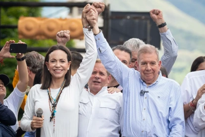 Fotografía de archivo del 30 de julio de 2024 de la líder opositora María Corina Machado junto al candidato presidencial Edmundo González Urrutia.