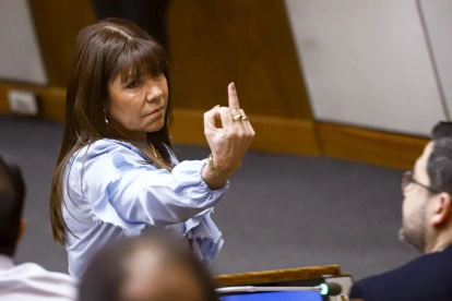 Se captó a la senadora paraguaya Celeste Amarilla, al hacer con su mano derecha un gesto grosero.
